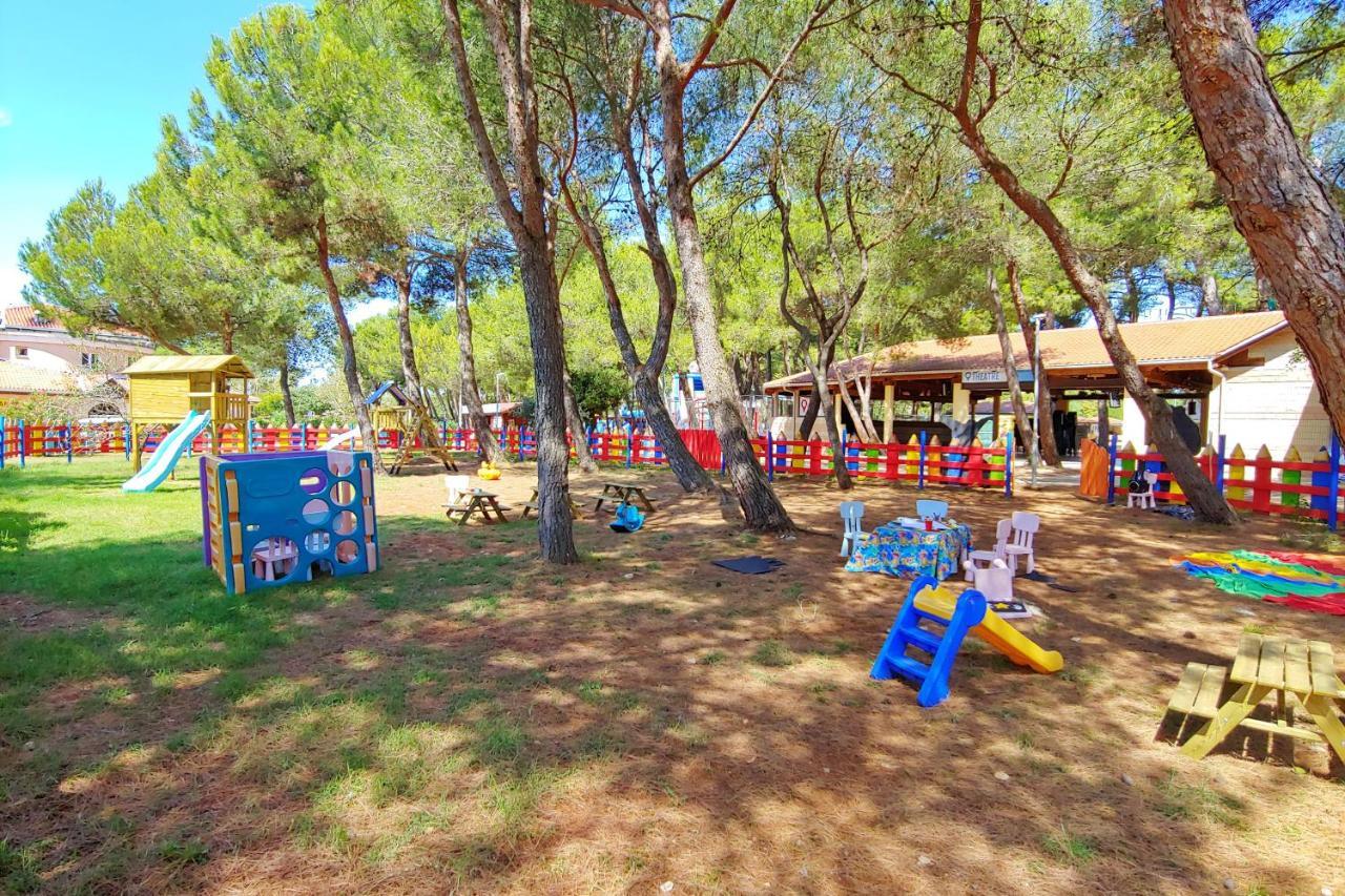 Happy Camp Mobile Homes In Centro Vacanze Bi Village Fazana Bagian luar foto